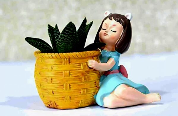 Handcrafted Girl Hugging Basket Planter (9cm*8cm)